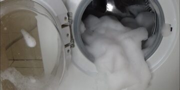 Чому в пральній машині збирається багато піни та що з цим робити