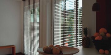 Что представляют собой горизонтальные жалюзи и какими преимуществами они обладают