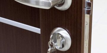 Установка врезного замка на входную дверь: этапы и правила