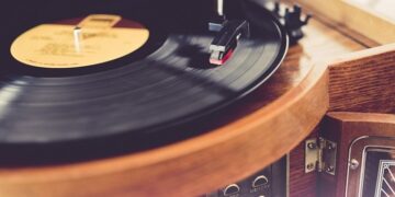 Виниловые пластинки: основные достоинства и принцип работы