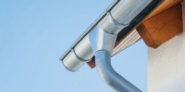 Водосток металлический: основные достоинства и установка