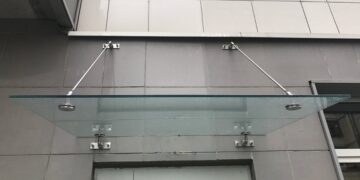 Стеклянный козырек над входом: ключевые достоинства и установка