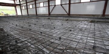 Этапы сооружения промышленных полов для складских помещений от подготовки основания до финишного слоя
