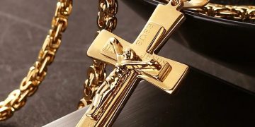 Стиль у традиціях: золоті чоловічі хрестики